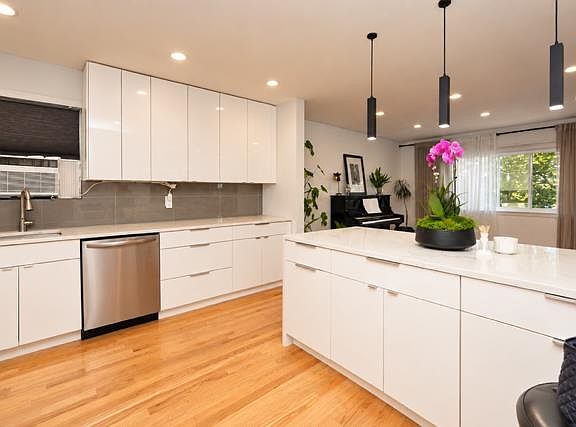 3rd image of 1462A River Rd #2