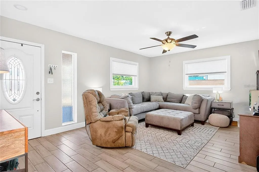 3 bed, 2.0 bath, 1477 sqft, $3,000 — Photo 4