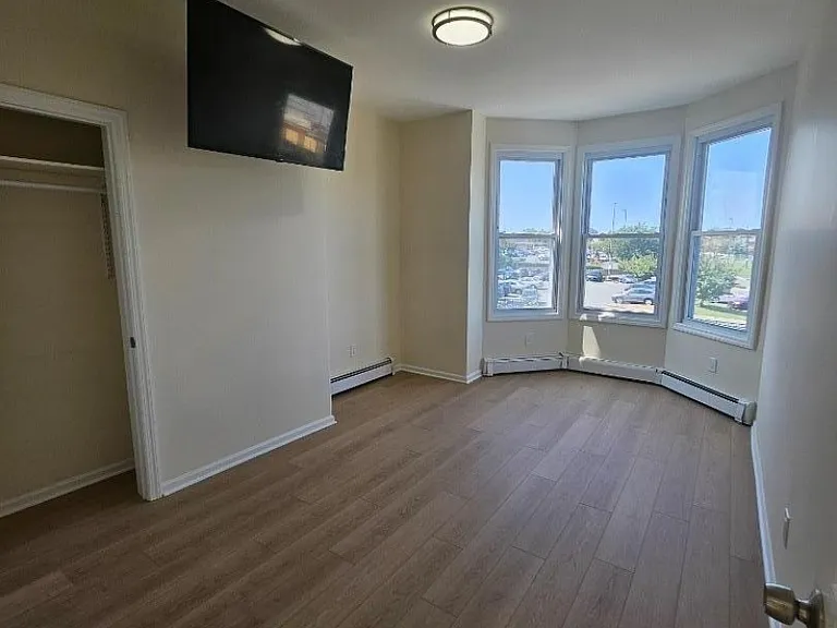 372 Bergen St — Photo 8
