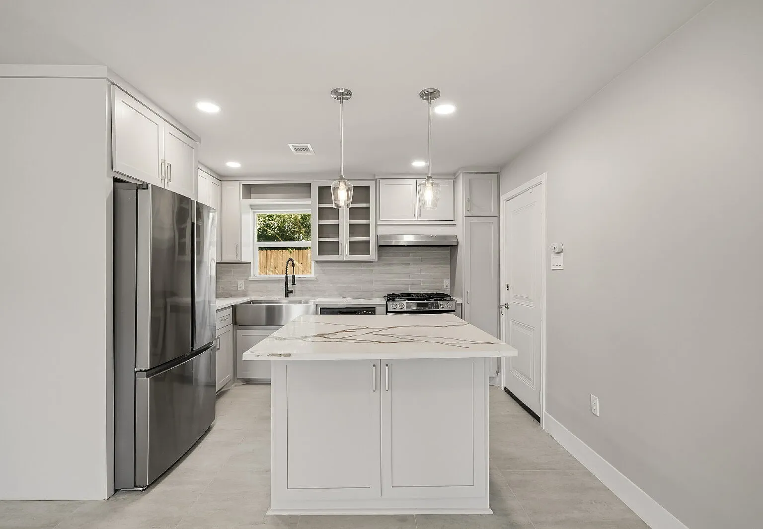 4 bed, 2.0 bath, 1400 sqft, $1,850 — Photo 2