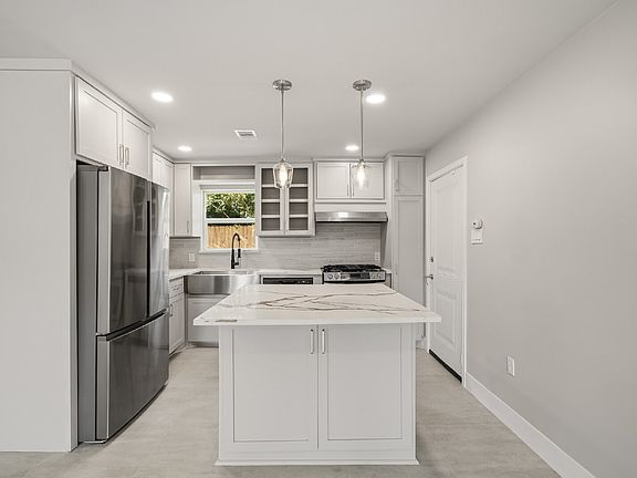 2nd image of 5927 Easter St