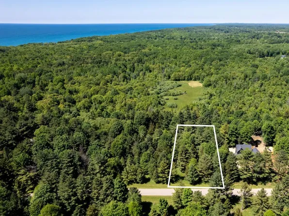 7063 Creekwood Dr, South Haven, MI 49090