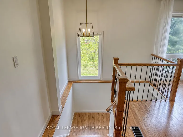 604 Woodmount Cres — Photo 9