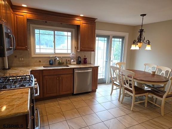 3rd image of 110 Lakeview Dr E