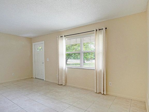 2nd image of 202 NE Greenbrier Avenue
