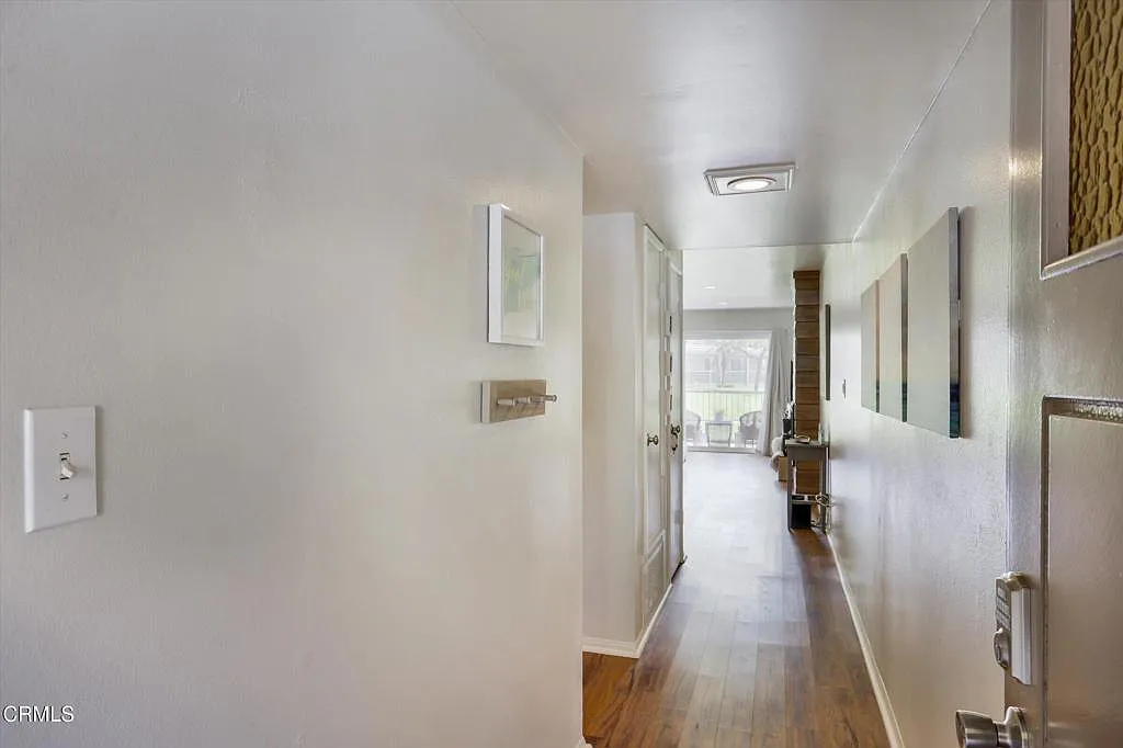 2 bed, 1.0 bath, 933 sqft, $3,200 — Photo 3