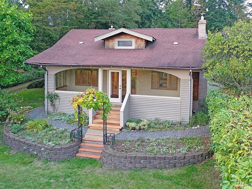 1st image of 828 Gilmore Way NE