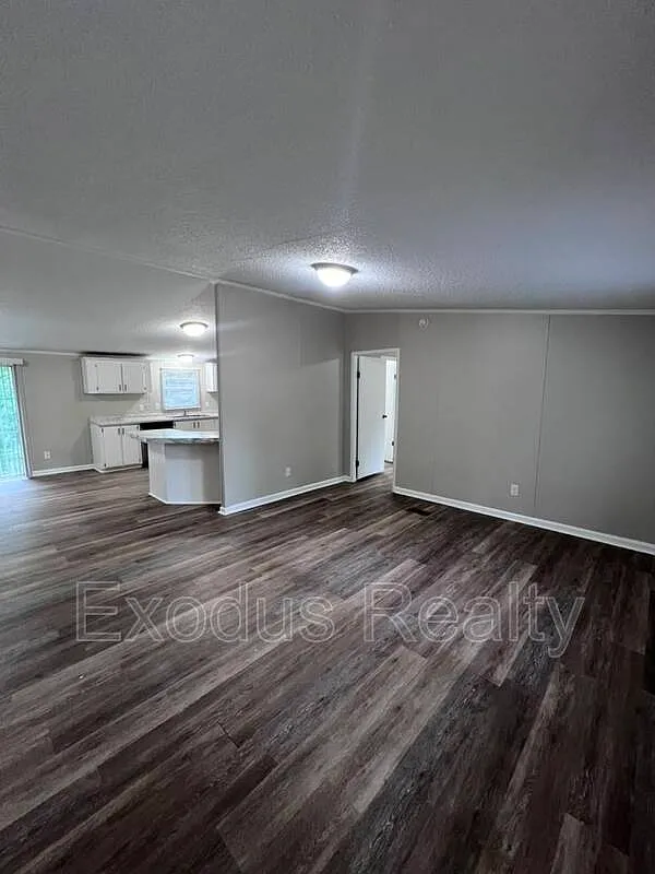 3 bed, 2.0 bath, 1296 sqft, $1,399 — Photo 2