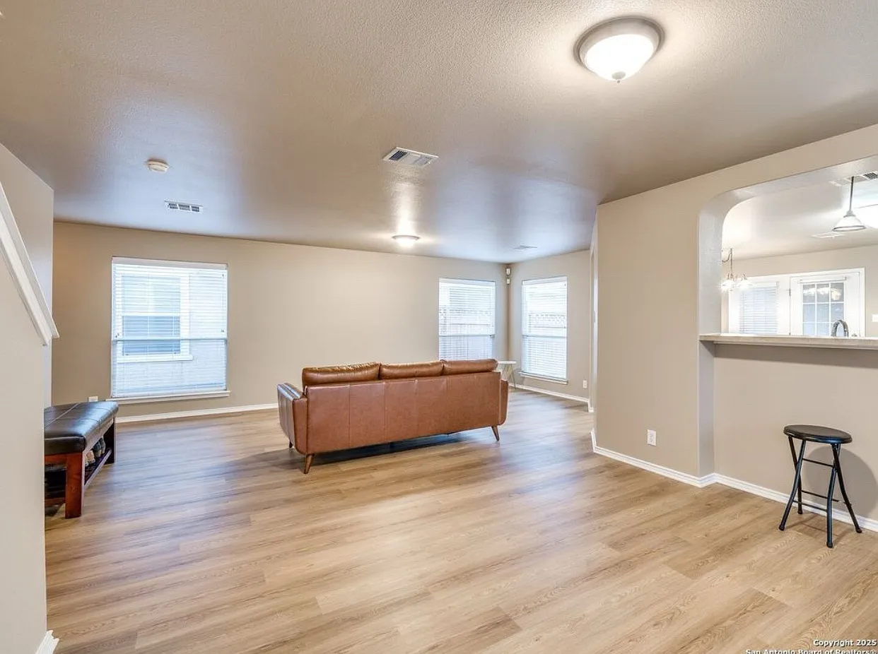 3 bed, 2.5 bath, 1960 sqft, $2,100 — Photo 3