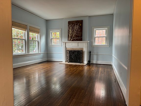 4th image of 2413 Wright Ave