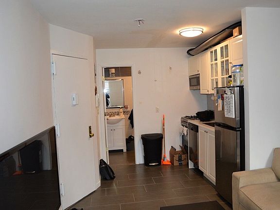 3rd image of 324 E 6th St APT 6
