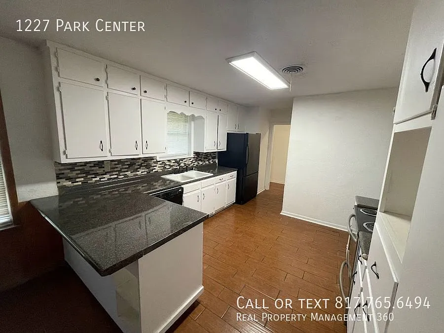 Charming South Fort Worth home on Corner lot — Photo 4