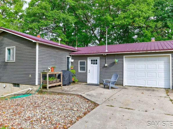5870 Montcalm Ave NE, Belding, MI 48809