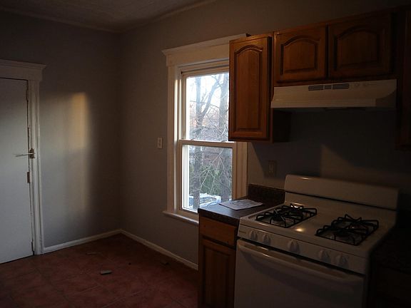 5th image of 196 Shepard Ave APT 2R