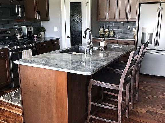 Kitchen w/walk-in pantry
