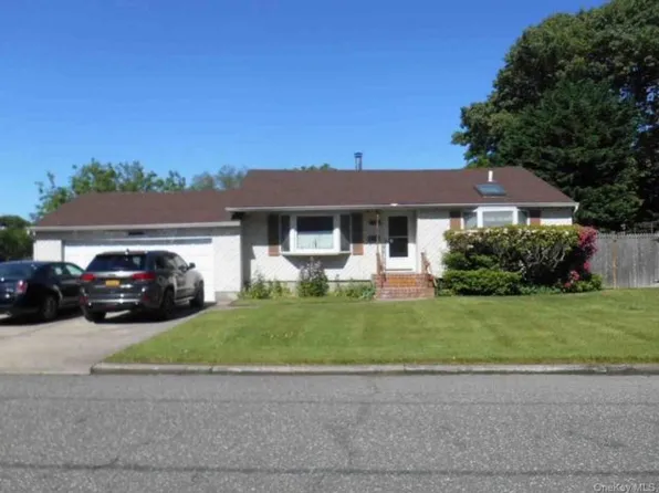 124 Foster Rd, Ronkonkoma, NY 11779