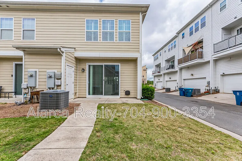 2 bed, 2.5 bath, 1400 sqft, $2,200 — Photo 2