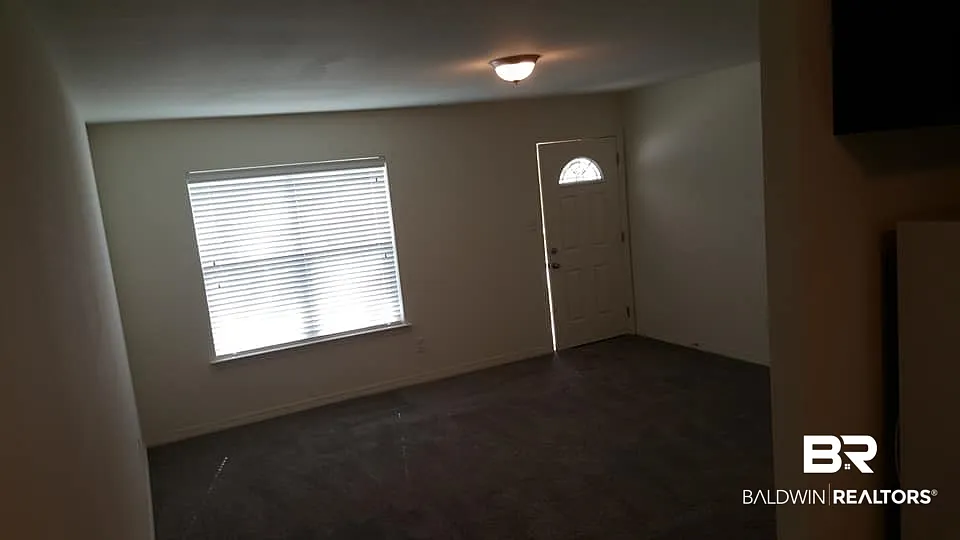 2 bed, 1.0 bath, 1072 sqft, $1,100 — Photo 2