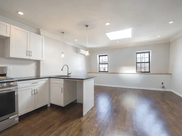 458 Jefferson Avenue image 1 of 15