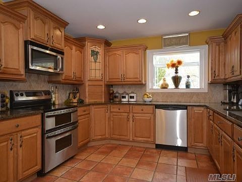 5th image of 272 Sayville Blvd