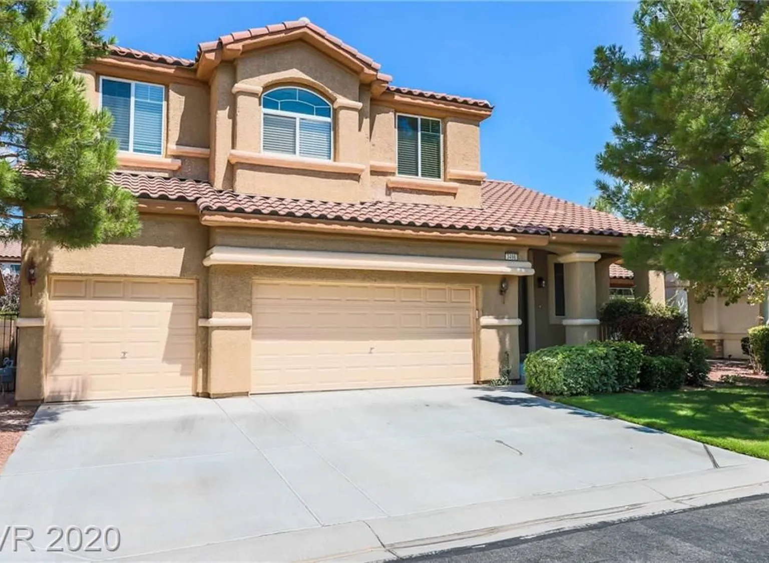 5 bed, 3.5 bath, 2300 sqft, $2,900 — Photo 2