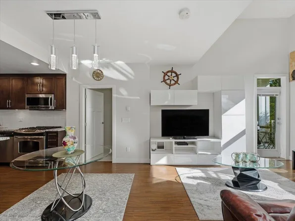 15428 31st Ave #409, Surrey, BC V3Z 3W4