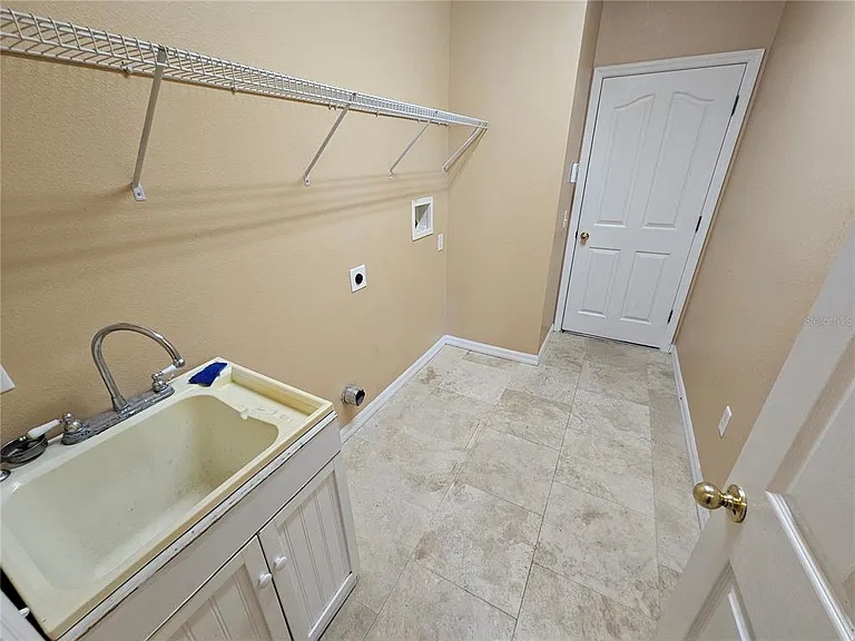 1881 Strathmore Cir — Photo 6