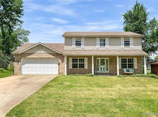 415 Hillcrest Dr, Lebanon, IL