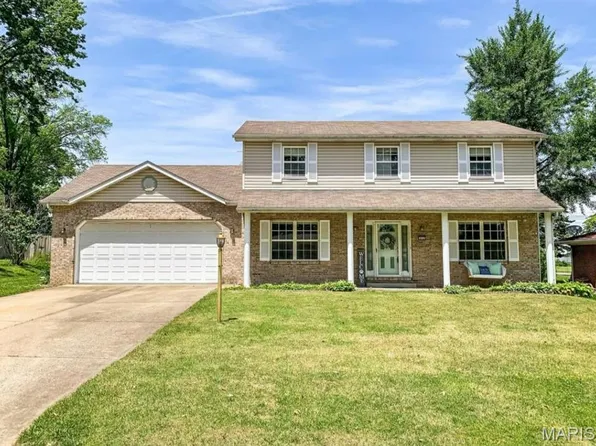 415 Hillcrest Dr, Lebanon, IL 62254