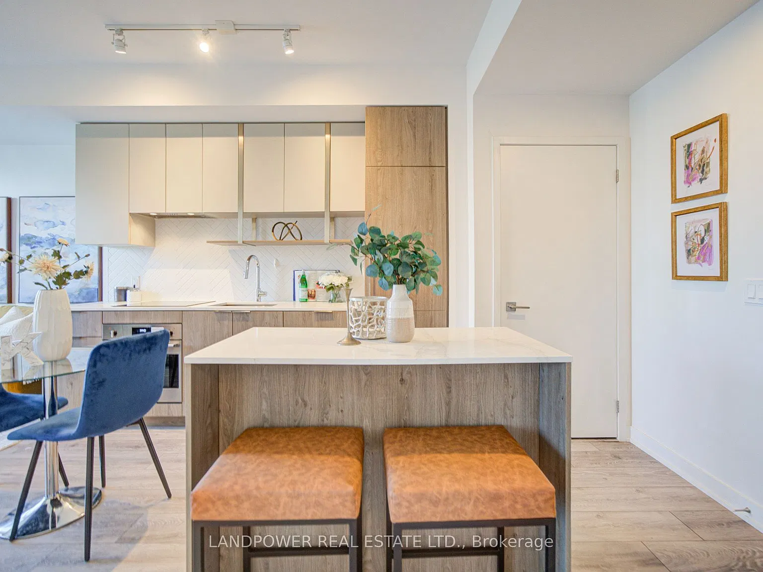 Azura Condos — Photo 4