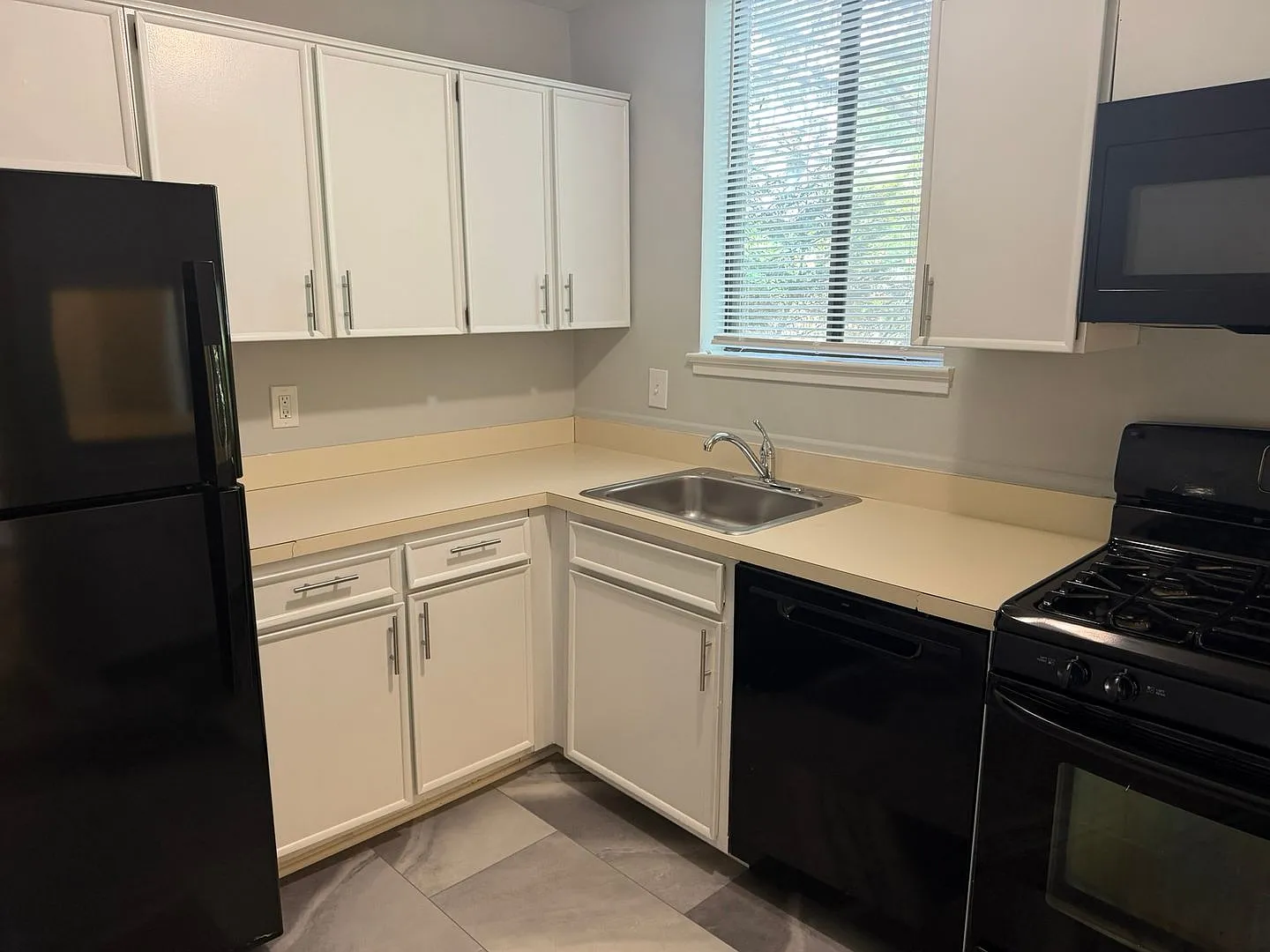 Charming End-Uit Townhome Nestled in Potomac — Photo 4
