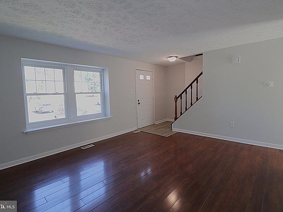 5th image of 11 Mountain Laurel Ct