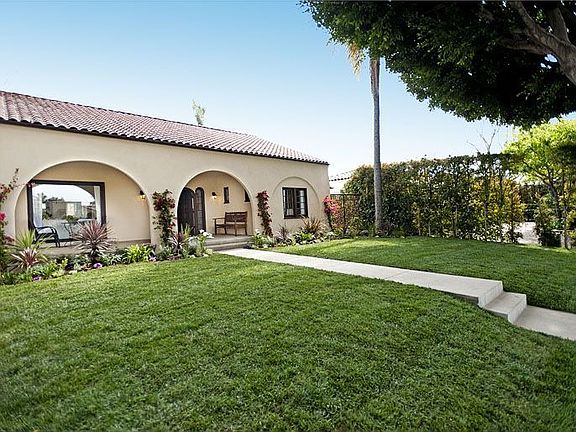 2nd image of 108 S Larchmont Blvd