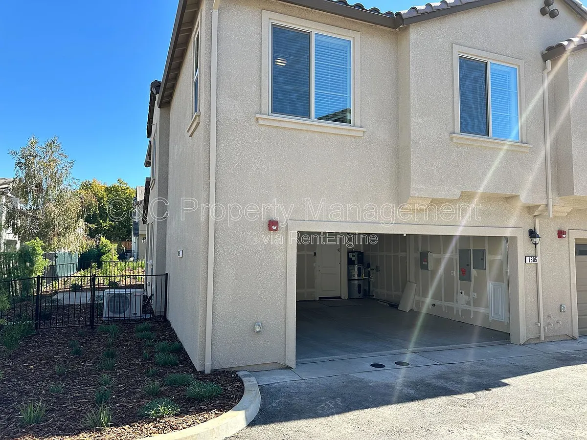Building Photo - 1805 Lucky Star Pl #24