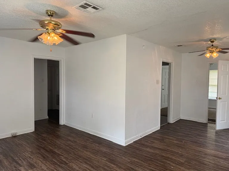 2621 Windsor Ave — Photo 3