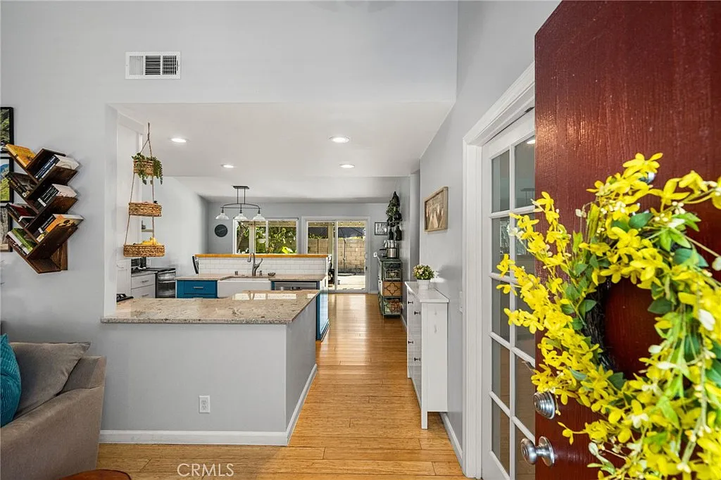 3 bed, 1325 sqft, $4,400 — Photo 4