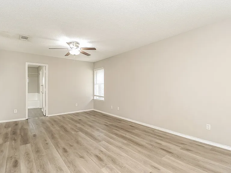 900 Vicksburg Ln — Photo 9