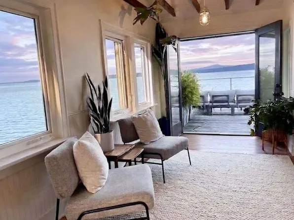 5696 Island Hwy S, Comox Valley, BC V0R 3B0