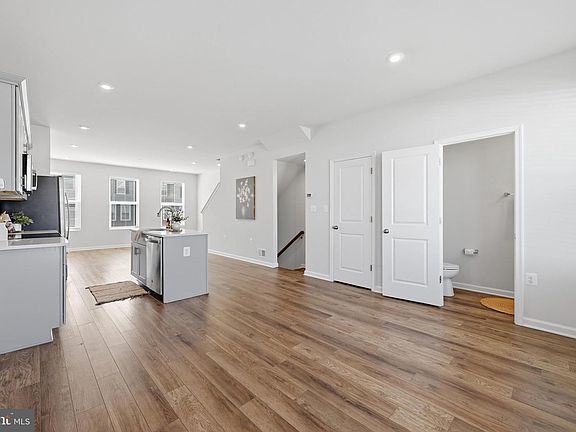 5th image of 96 Anthem St