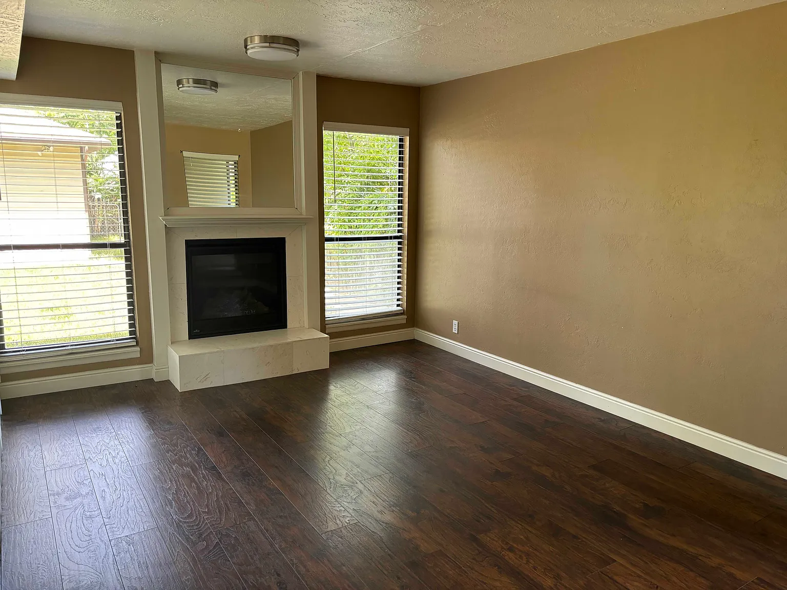 2 bed, 1.0 bath, 1200 sqft, $2,100 — Photo 2