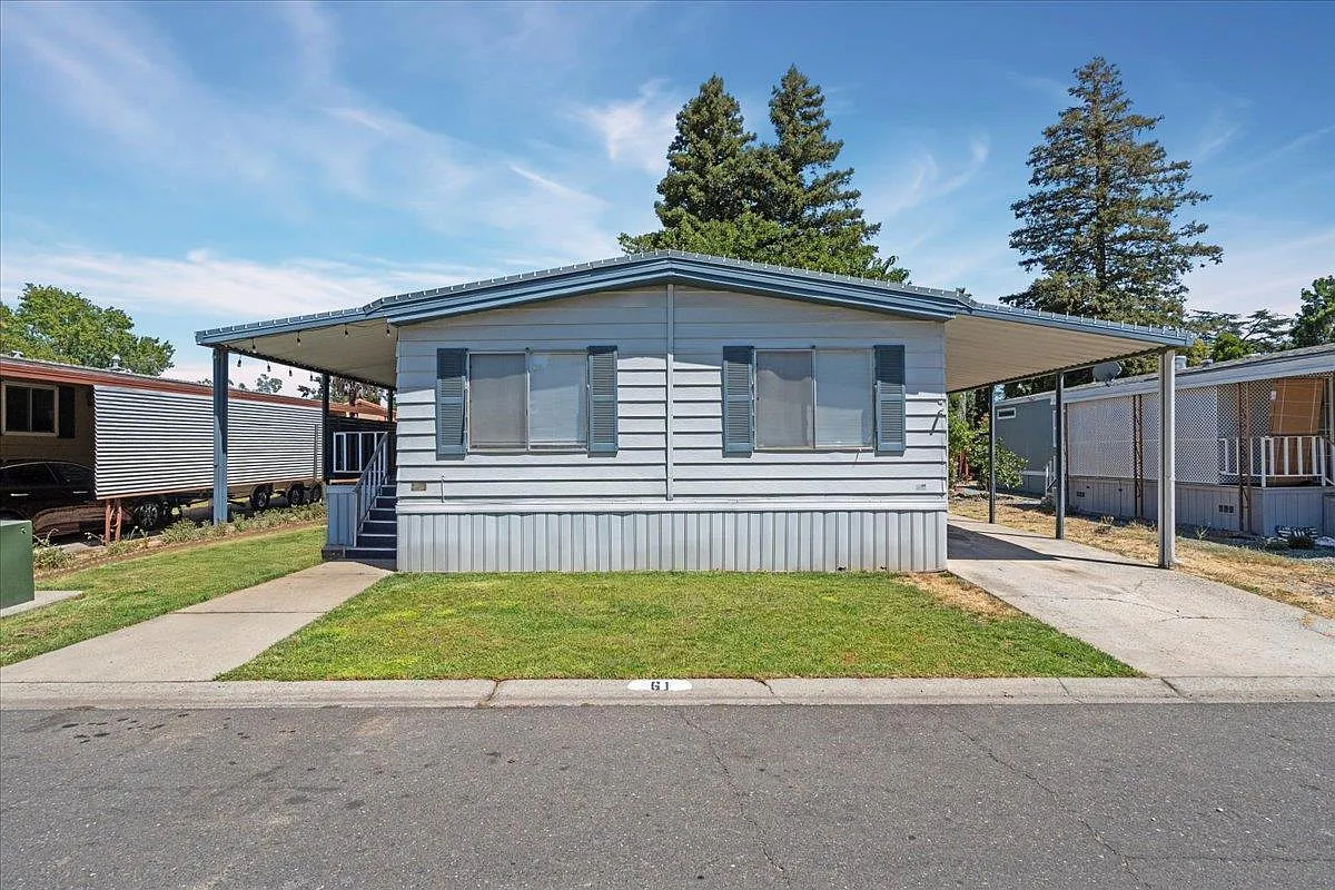 61 Maple Dr photo 1