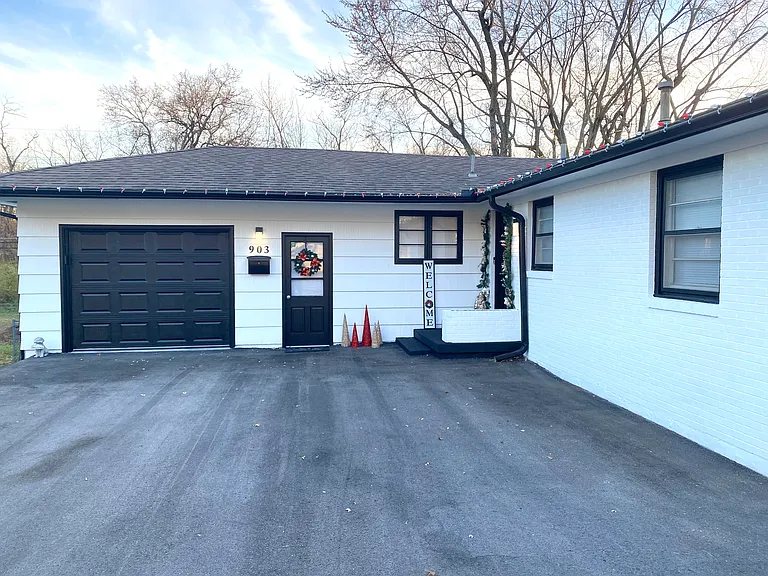 903 SW Lea Dr — Photo 2