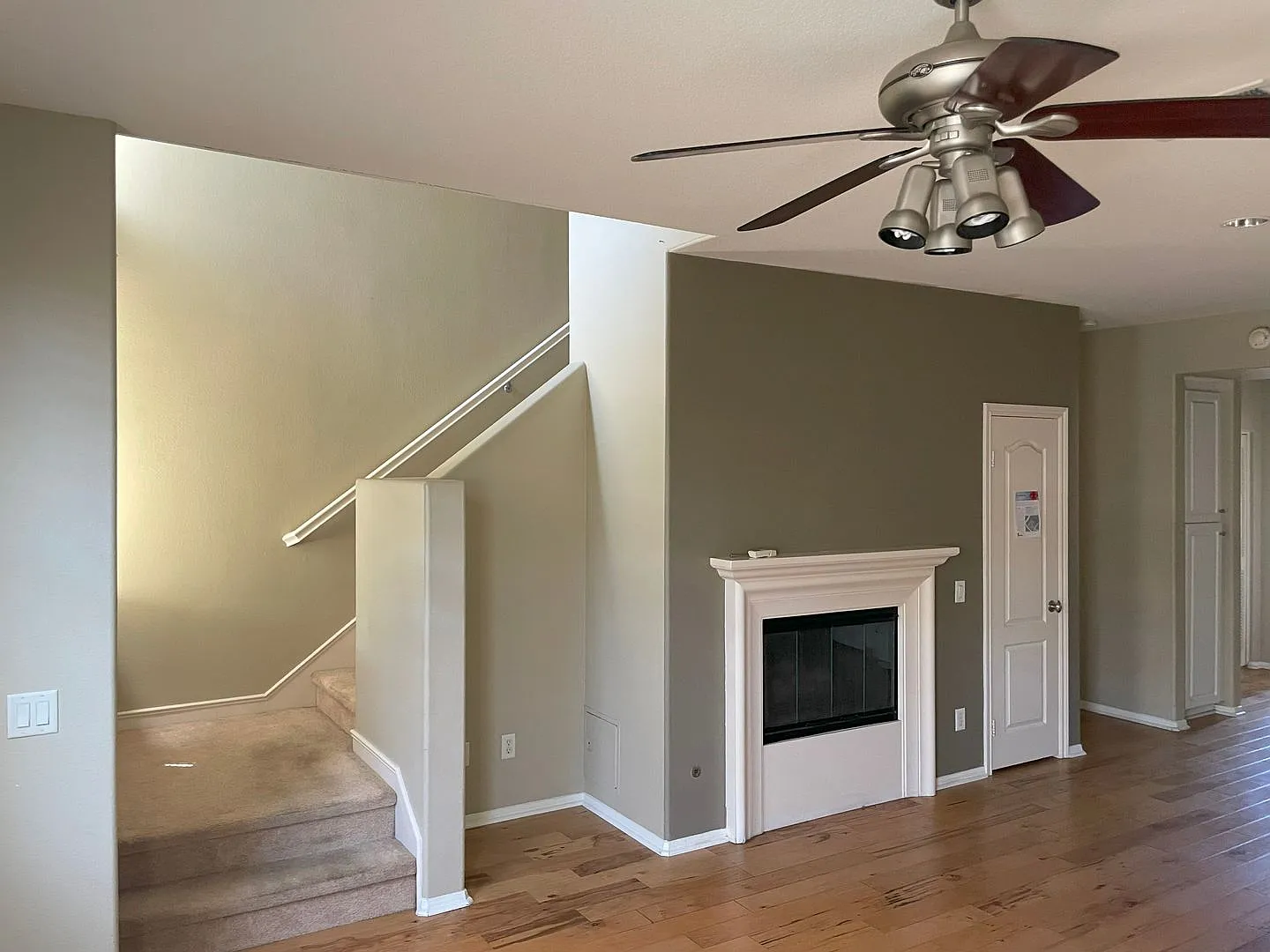 3 Bed + 3.5 Bath + Bonus Room in Tustin Field Townhome — Photo 2