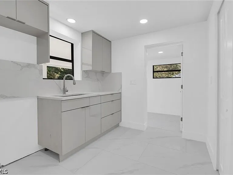 356 New York Dr — Photo 7