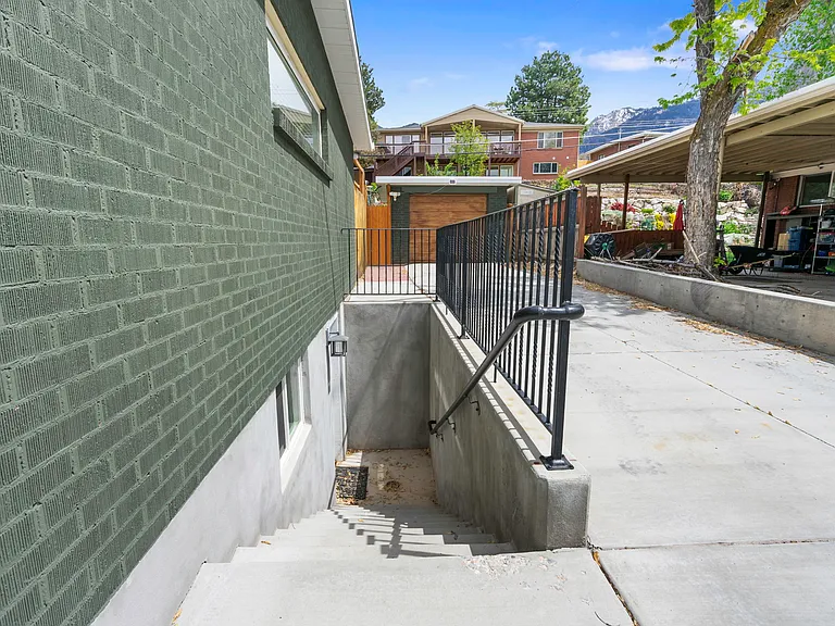 4085 S Olympic Way — Photo 2