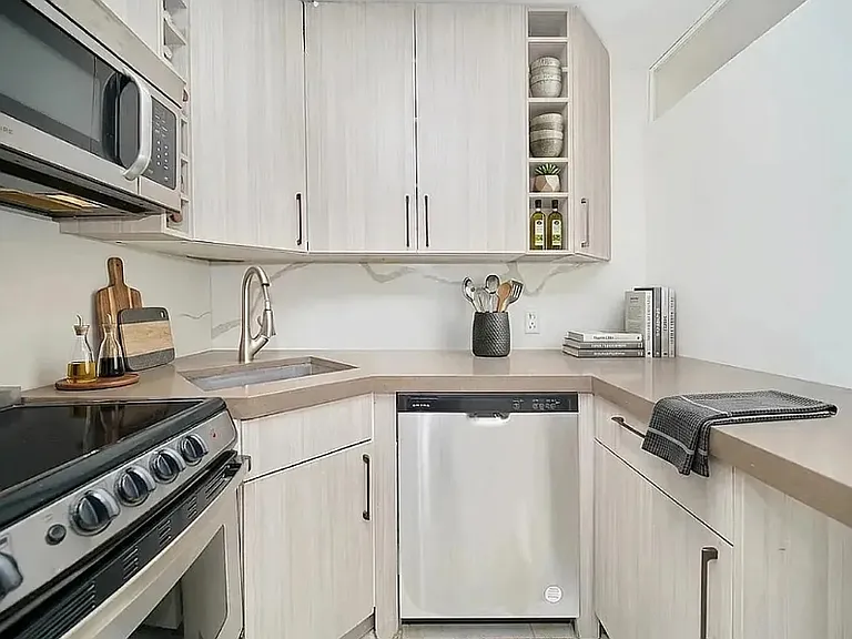 312 E 30th St #3 — Photo 3