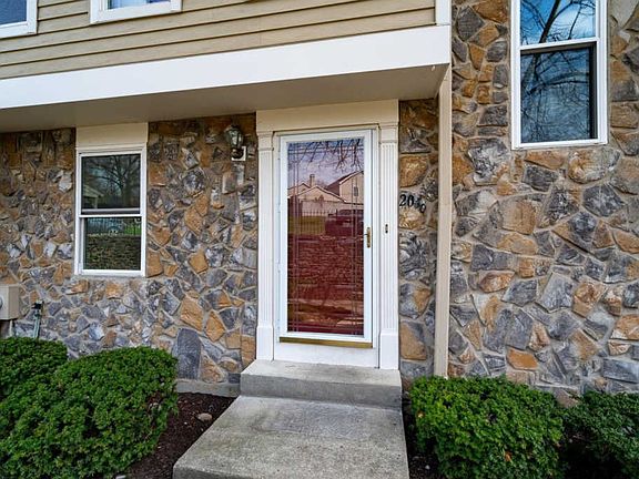 2nd image of 2040 Stratford Ct
