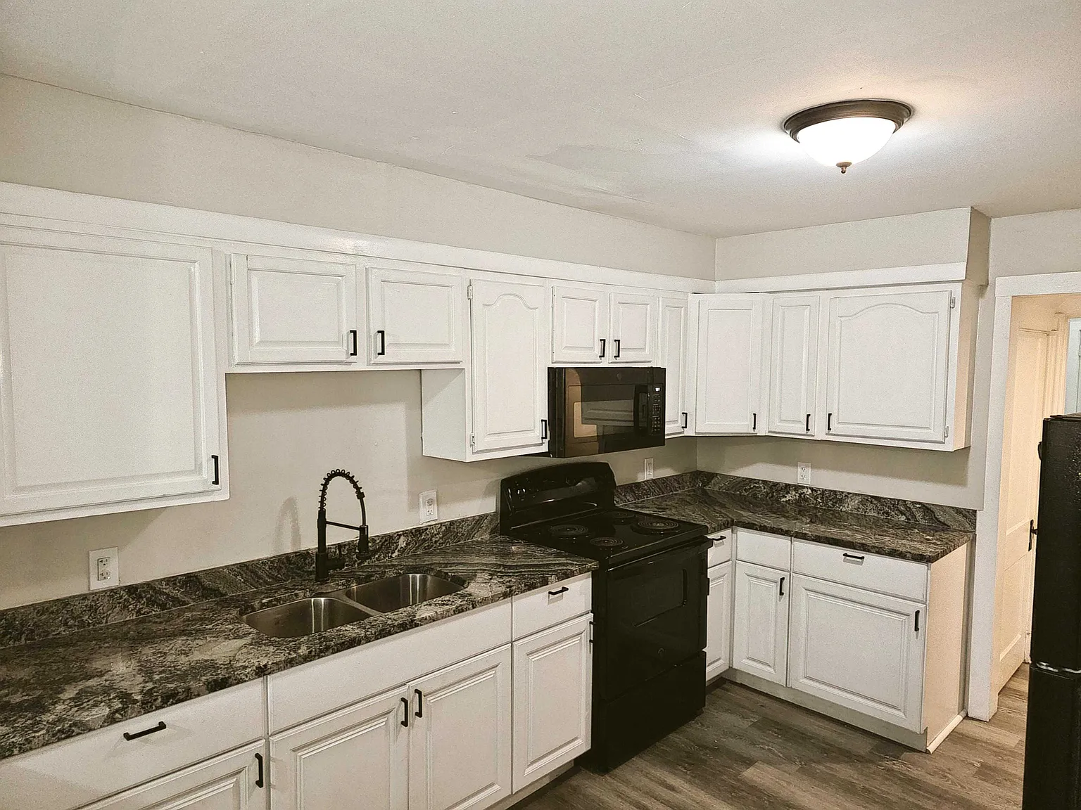 6 bed, 2600 sqft, $2,650 — Photo 2