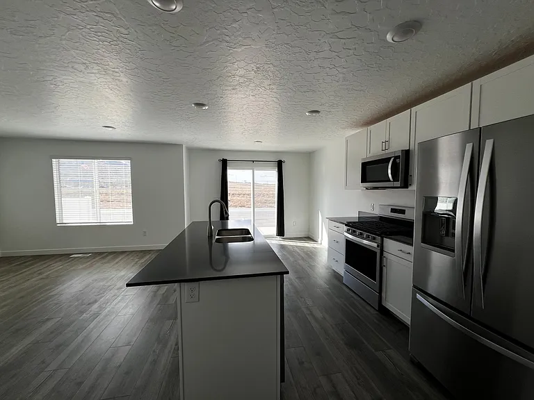 1057 W Fox Run Ave — Photo 2