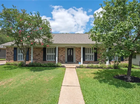 2909 River Oaks Cir, Bryan, TX 77802